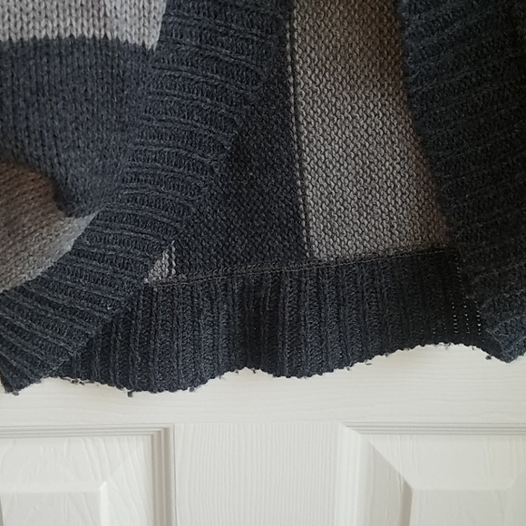 Poncho - Picture 5 of 8